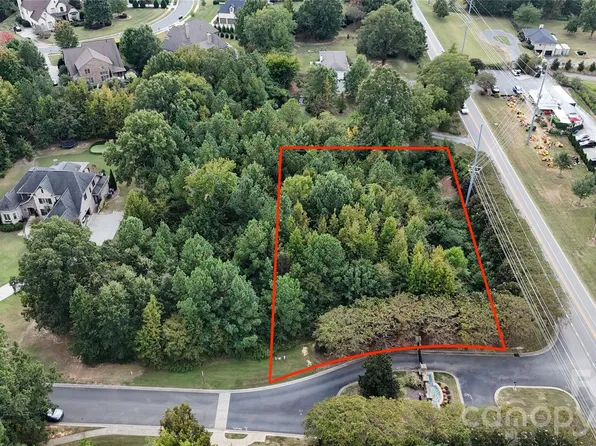 8335 Victoria Lake Dr, Waxhaw, NC 28173