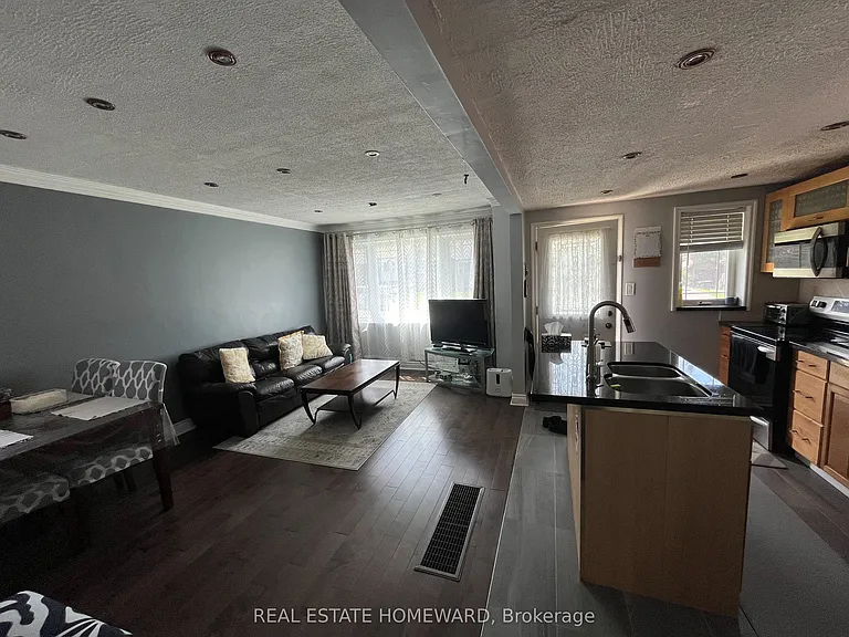 137 Harewood Ave — Photo 3