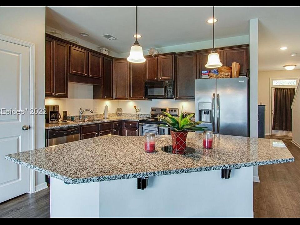 Great granite island kitchen with lots of drawers and cabinets, The refidgerator is included to use.