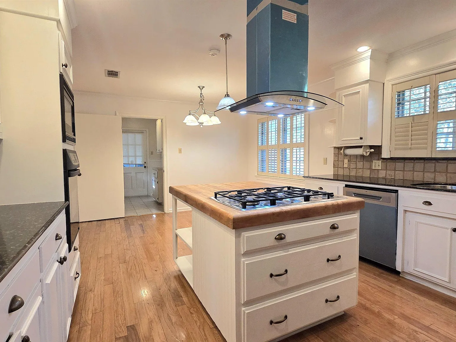 4 bed, 2490 sqft, $2,400 — Photo 3