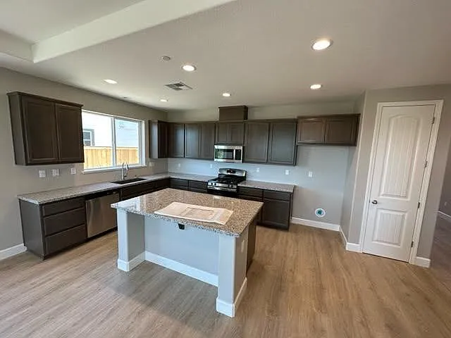 529 Kingbird Cir — Photo 3