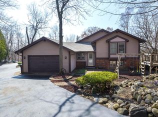S69W24615 Longview Ct, Waukesha, WI 53189