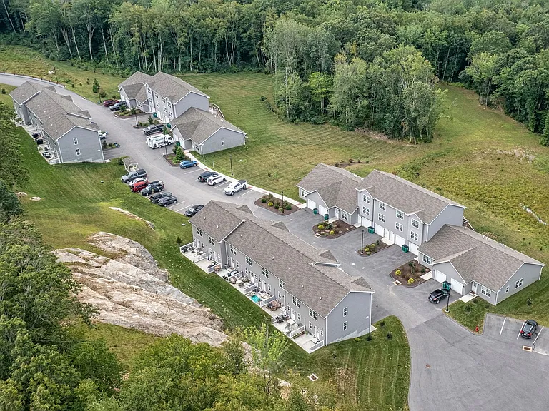 Ledyard Meadows - Bld 300-400 — Photo 13