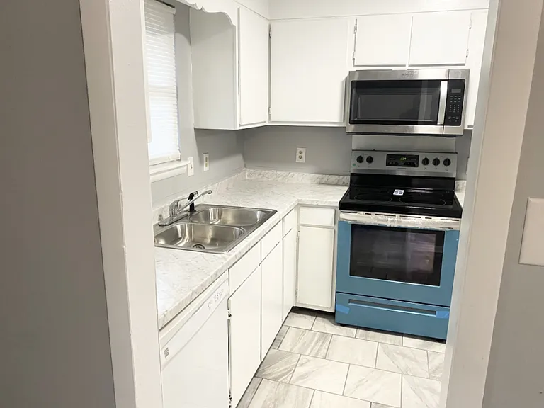 731 Hedgelawn Way — Photo 2