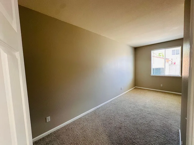 2403 Clemente Ln — Photo 12