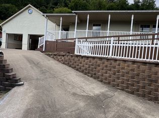 29 Dutchwood Ln, Chapmanville, WV 25508