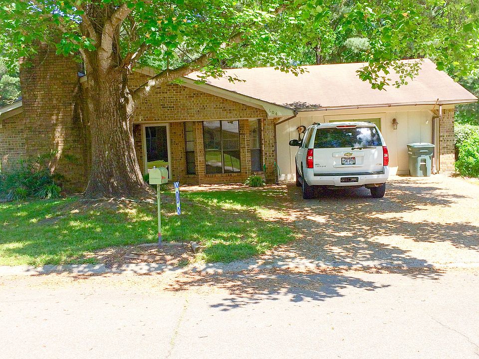 1st image of 604 Knollwood St