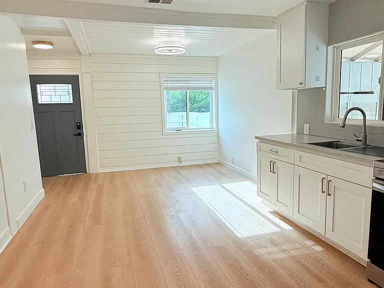 22157 Clarendon St #B — Photo 25