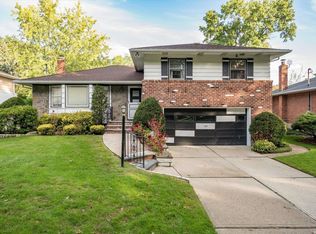 105 Stratford St S, Roslyn Heights, NY 11577