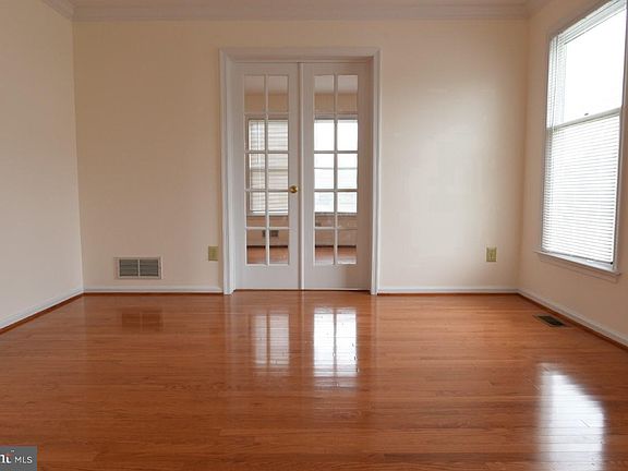 4th image of 60 Saratoga Dr N