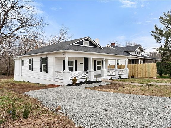 3rd image of 821 Moravia St