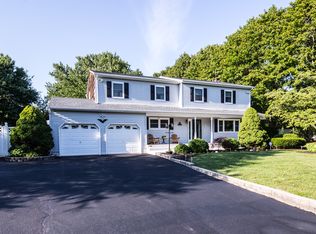 25 Niewood Dr, Ridge, NY 11961