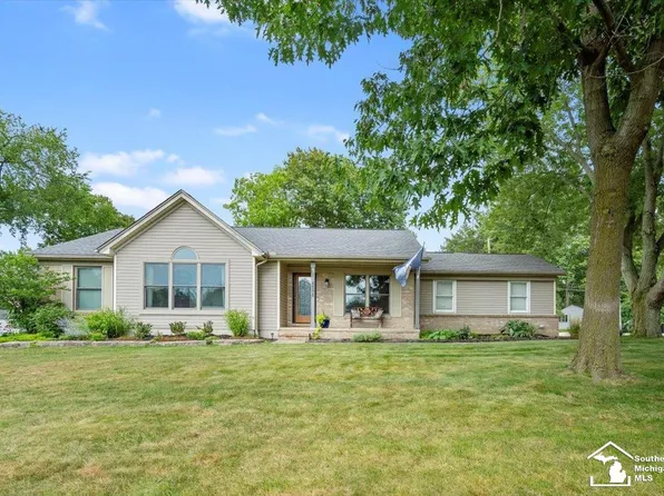 24575 Halley Crescent Dr, Grosse Ile, MI 48138