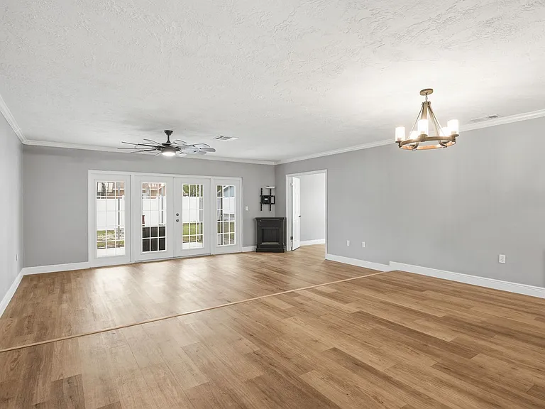 330 Scott Ct — Photo 1