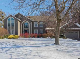 25 Pinecrest Dr, Niskayuna, NY 12309