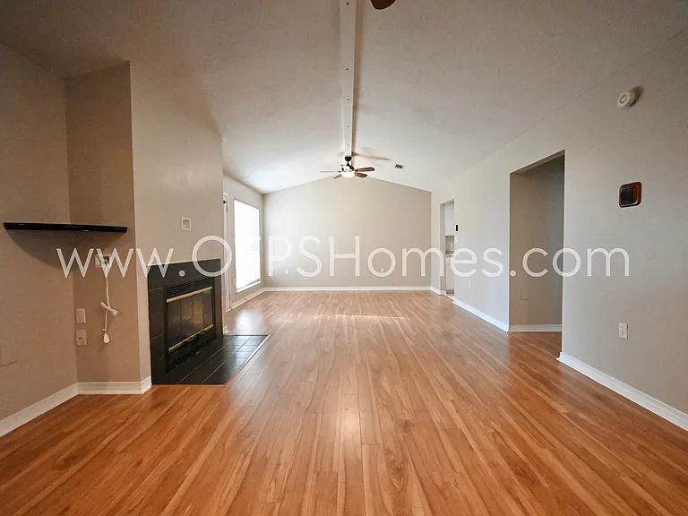 636 Emerald Ln — Photo 8