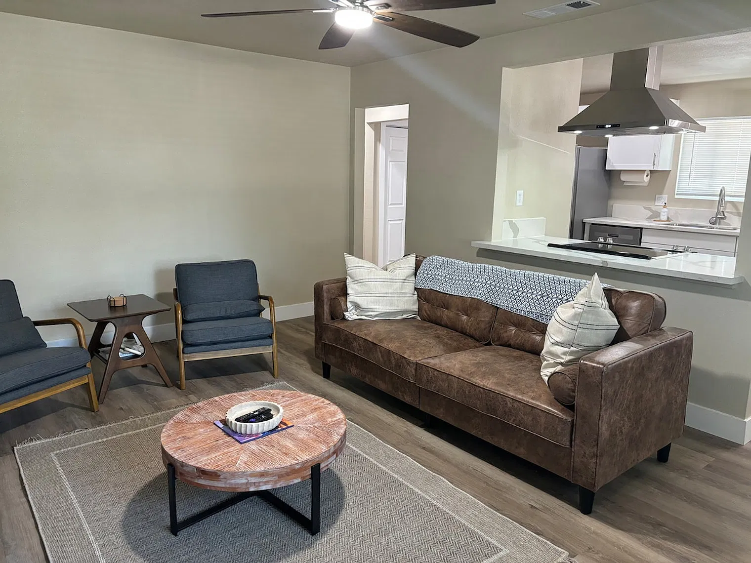 3 bed, 1.0 bath, $4,350 — Photo 2