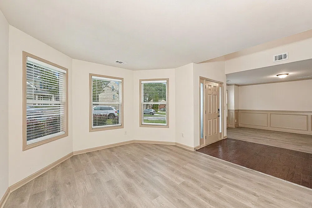 5 bed, 3.0 bath, 2400 sqft, $2,390 — Photo 4
