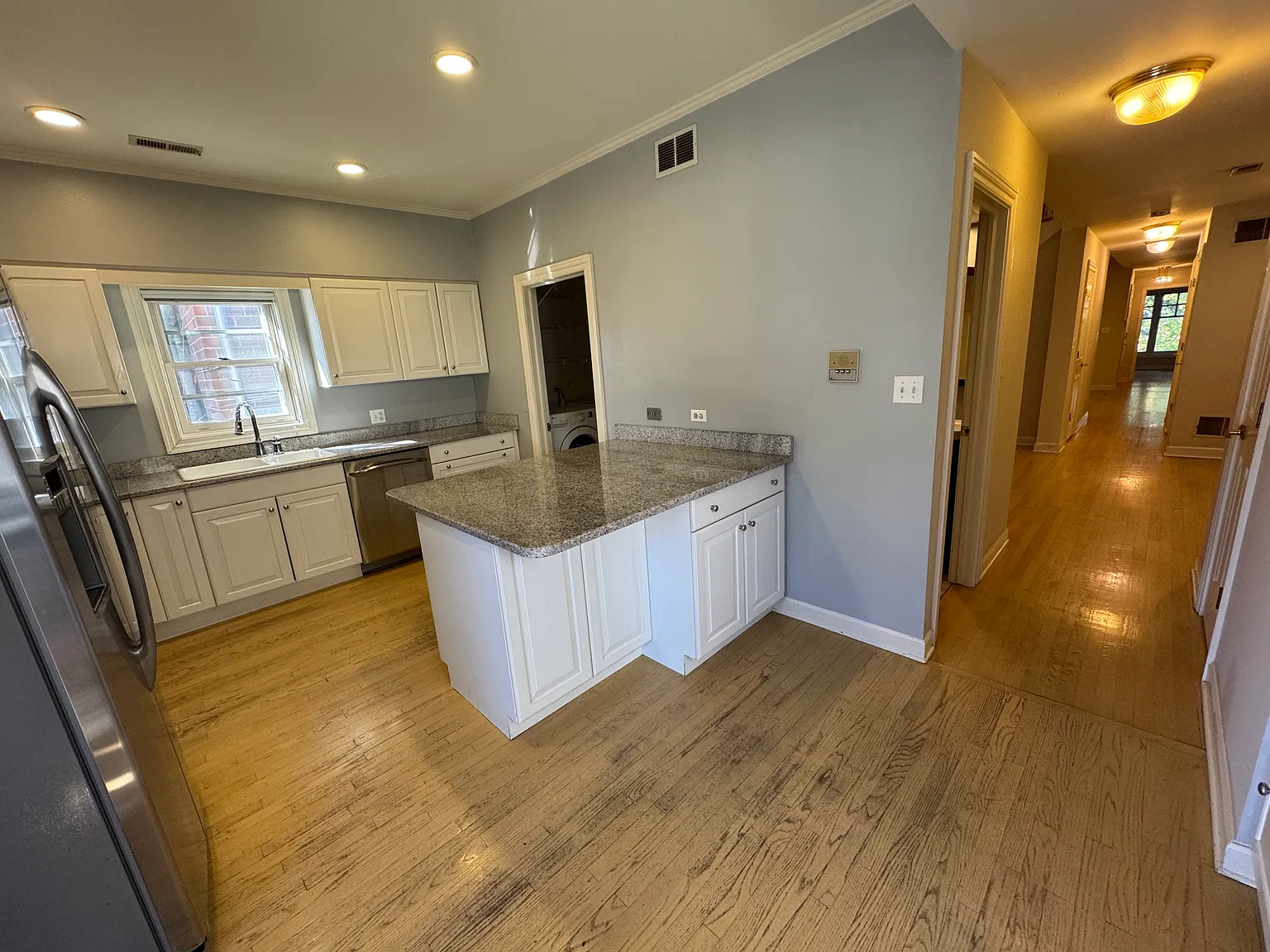 927 W Altgeld Street — Photo 4