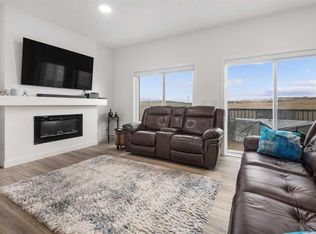 215 S Heritage Hts, Cochrane, AB T4C 3A7