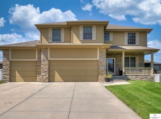 7624 Castle St, Papillion, NE 68046
