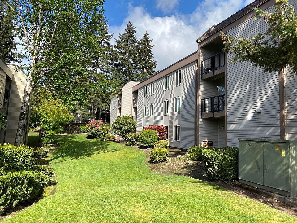 Bellevue Manor, Beautifully landscaped grounds with many outdoor amenities, and a great location. It's close to 520, Future Light Rail, Microsoft, and so much more.