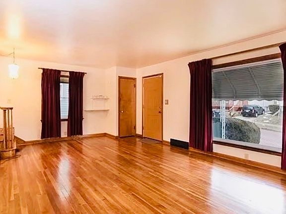 3rd image of 2176 10th St SW