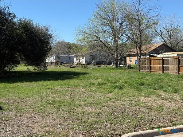 404 W Hamilton St, Cuero, TX 77954