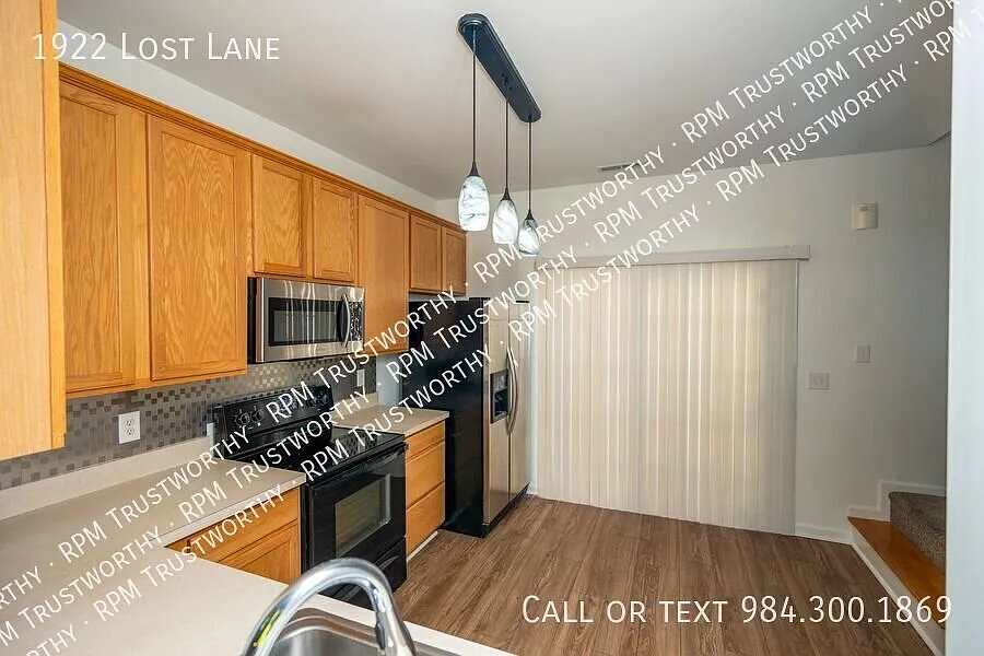 1922 Lost Ln
