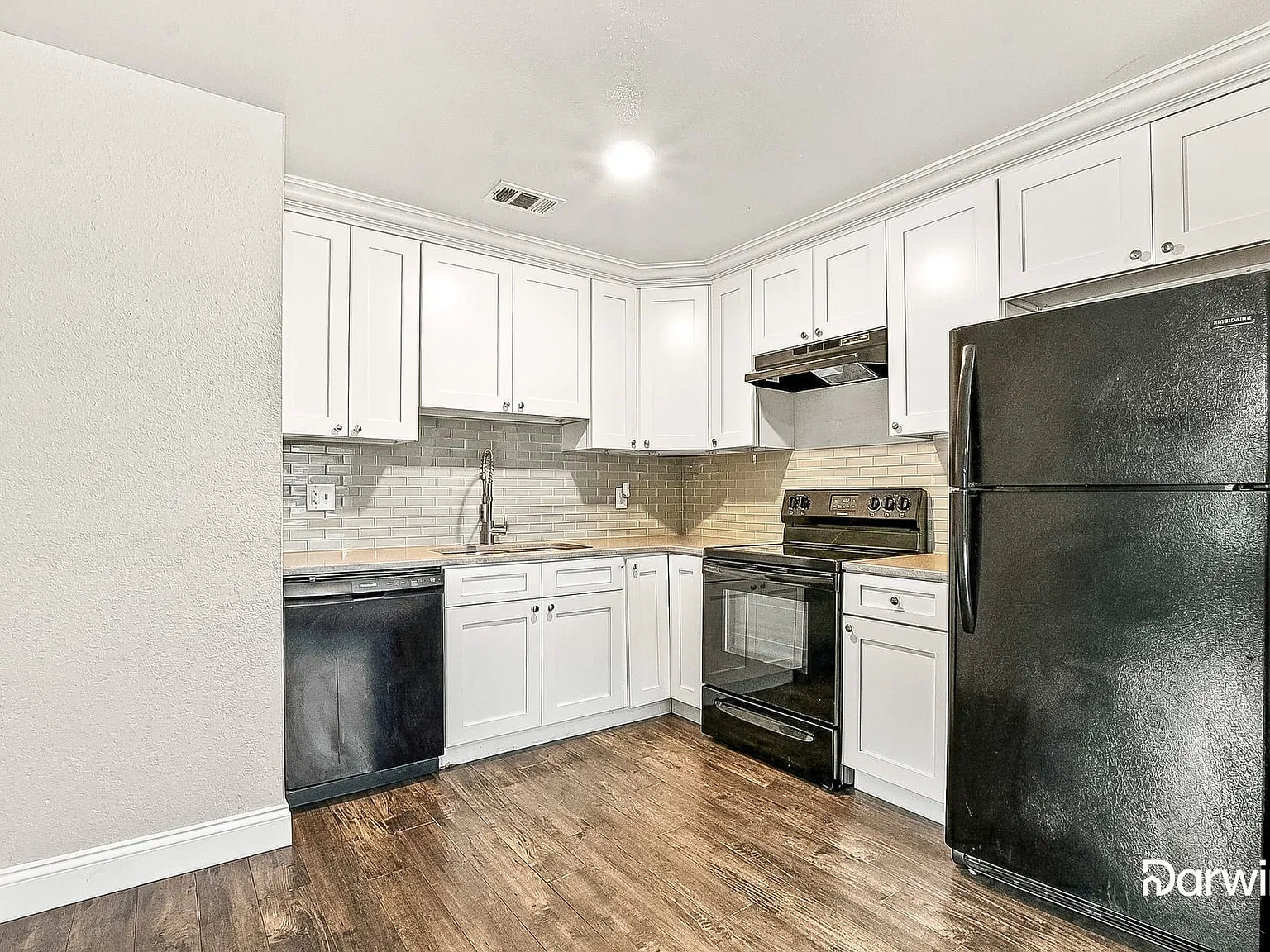 3 bed, 1.0 bath, 988 sqft, $1,815 — Photo 4