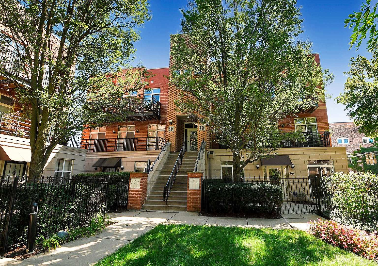 1033 E 46th St APT 604, Chicago, IL 60653 | Zillow