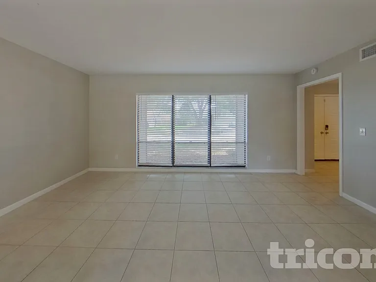 1422 Mistyglen Ln — Photo 2