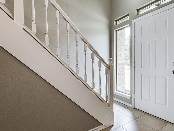 3rd image of 315 Creekmeadow Ln