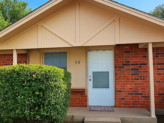 2nd image of 200 Bonnie Bell Ln