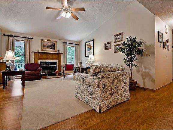 4th image of 12 Mayfair Dr