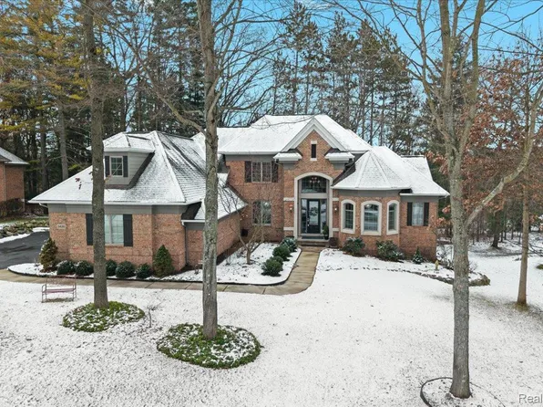 5828 Wyndam Ln, Brighton, MI 48116