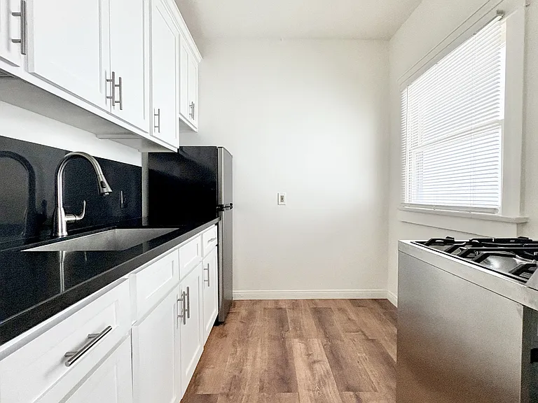 959 E Broadway #4 — Photo 3