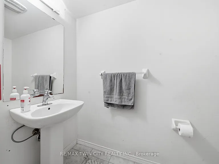 32 Cole Cres — Photo 6