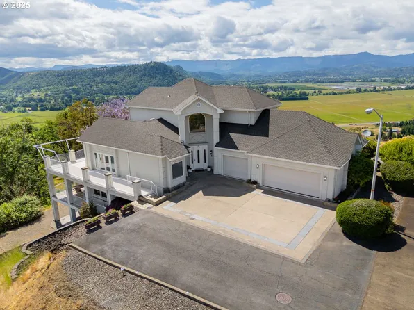 2948 NW Stacie Ct, Roseburg, OR 97471