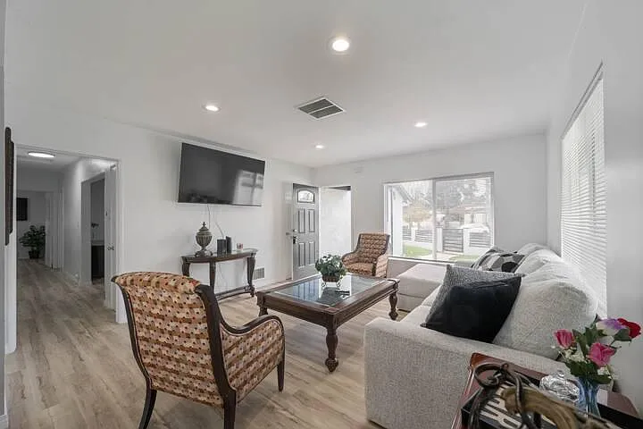 20641 Wyandotte St — Photo 5