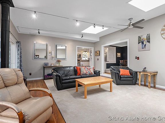 3rd image of 2733 Lafayette Ave NE