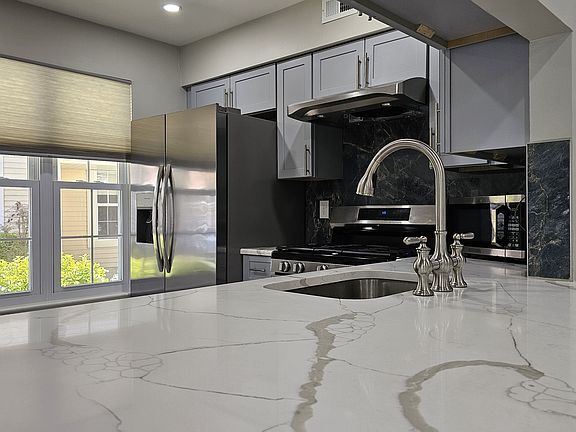 Kitchen with Breakfast Bar