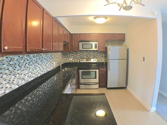 3rd image of 580 Lawrence Ave APT 318