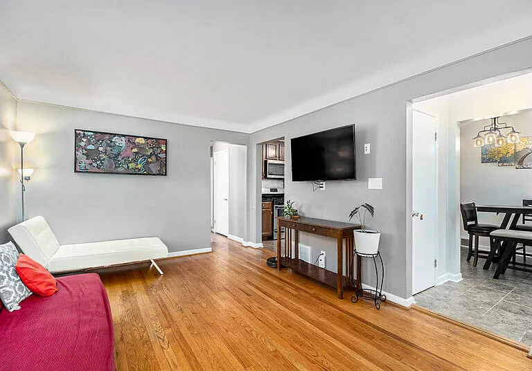 1218 E 4th St — Photo 3