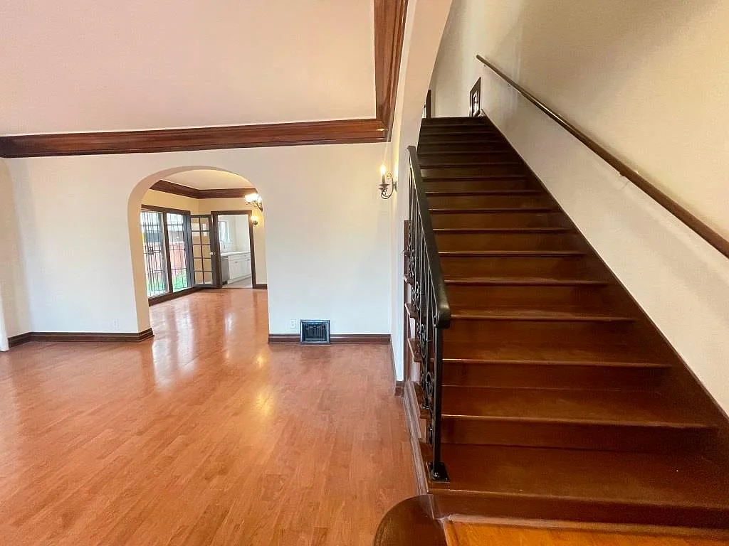 4 bed, 3.5 bath, 2200 sqft, $5,900 — Photo 2