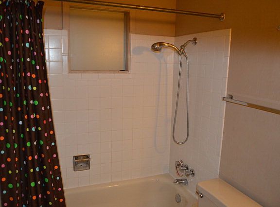 5th image of 510 Van Zandt St