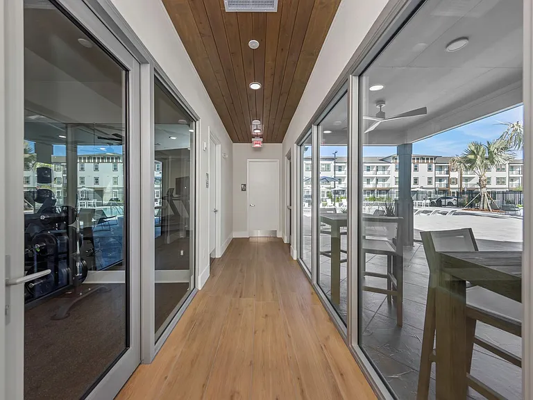Everest Largo Apartments — Photo 71