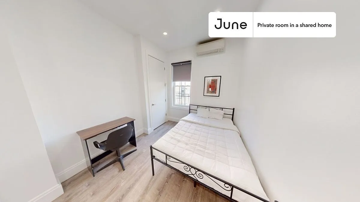 Full bedroom in 3 bed/2 bath home in Greenpoint #1736 C — Photo 3