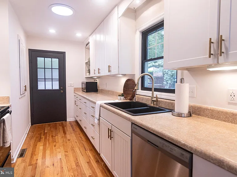 207 Madison Cir — Photo 11