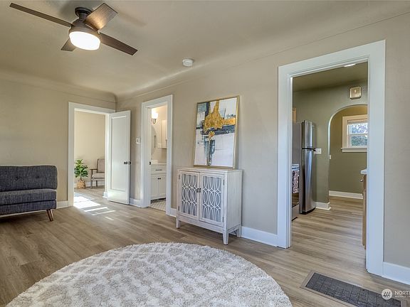 4th image of 208 S 8th Avenue